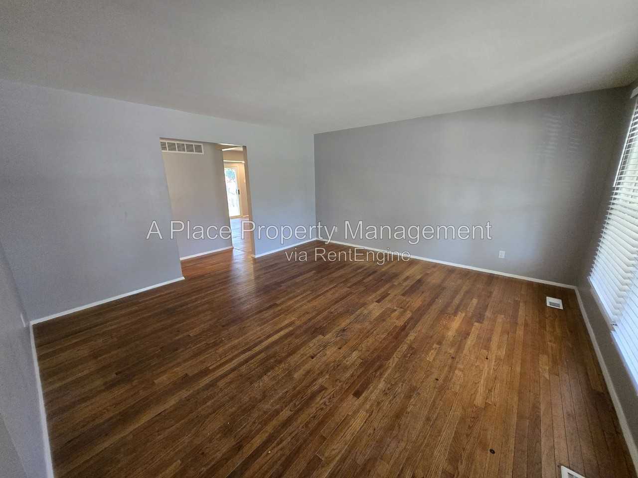 7563 Georgetown Dr - Photo 4 of 15