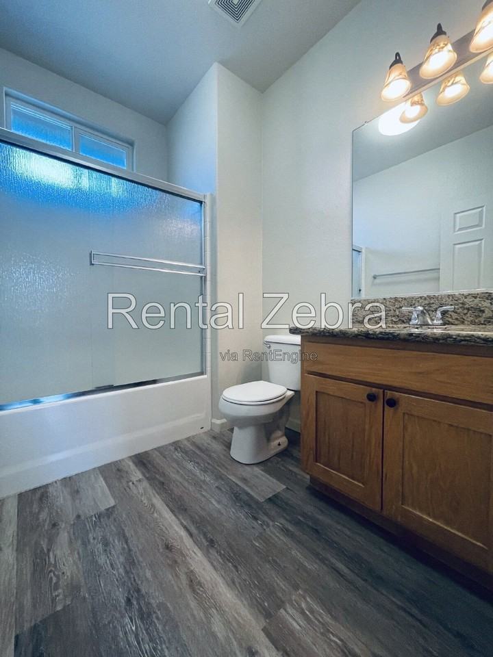 720 W 18th St - Photo 2 of 17