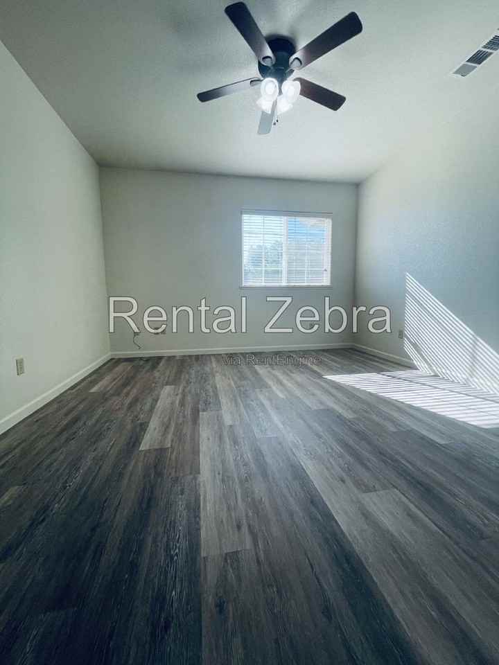 720 W 18th St - Photo 3 of 17