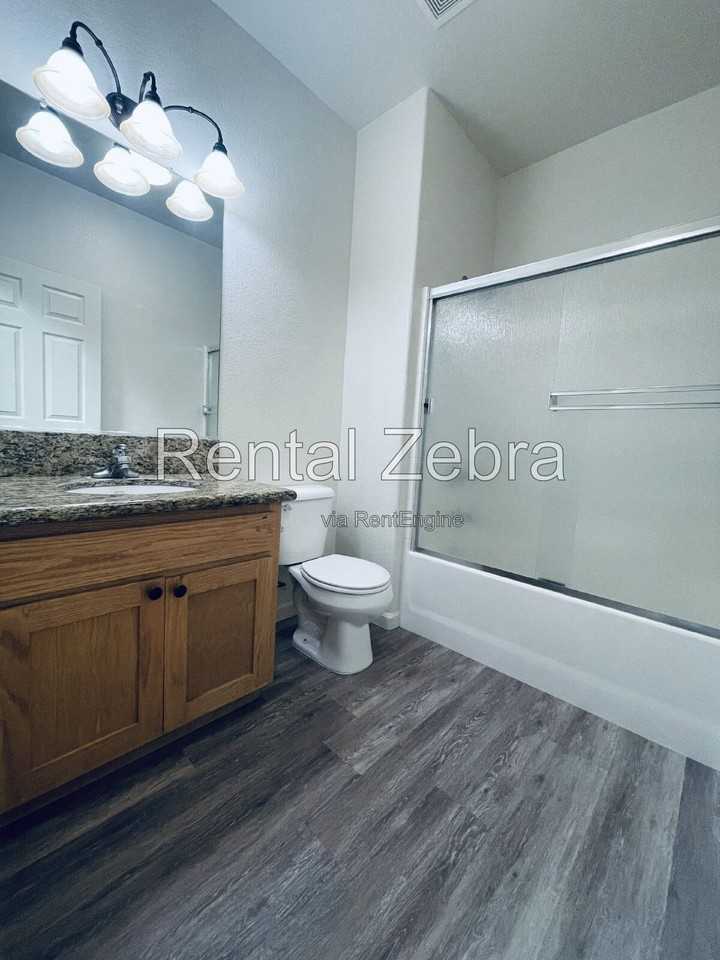 720 W 18th St - Photo 5 of 17