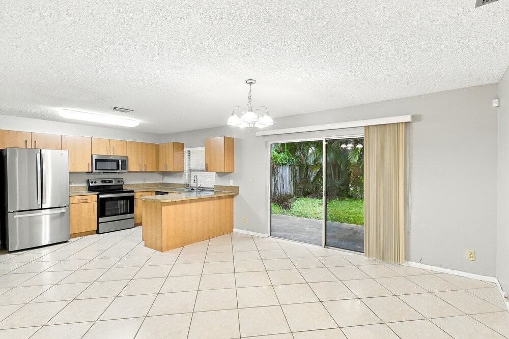 9611 Nw 44th Ct - Photo 6 of 16