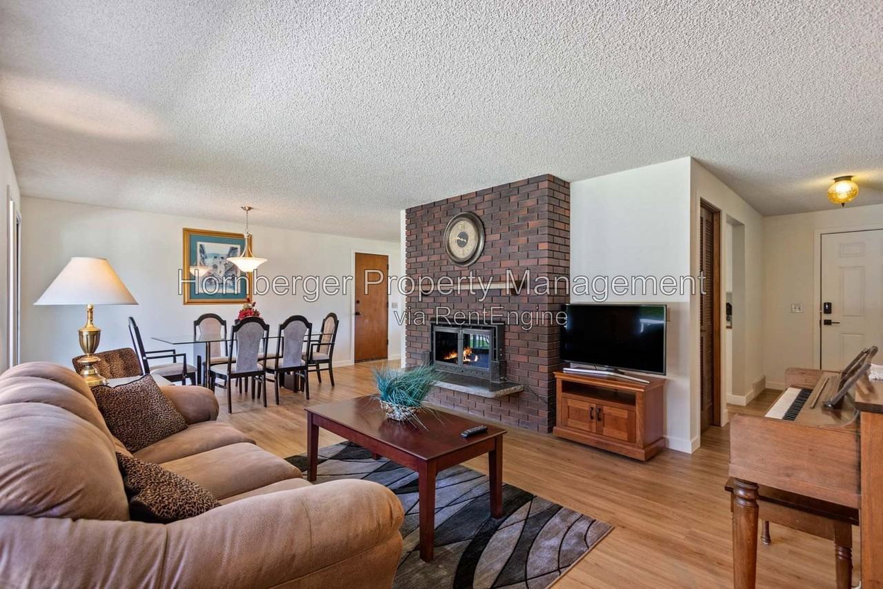 219 N Mitchell Dr - Photo 2 of 18