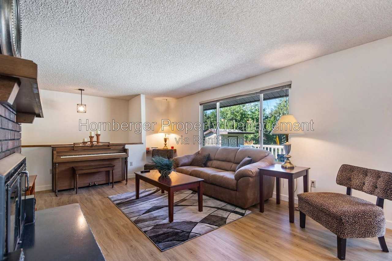 219 N Mitchell Dr - Photo 3 of 18