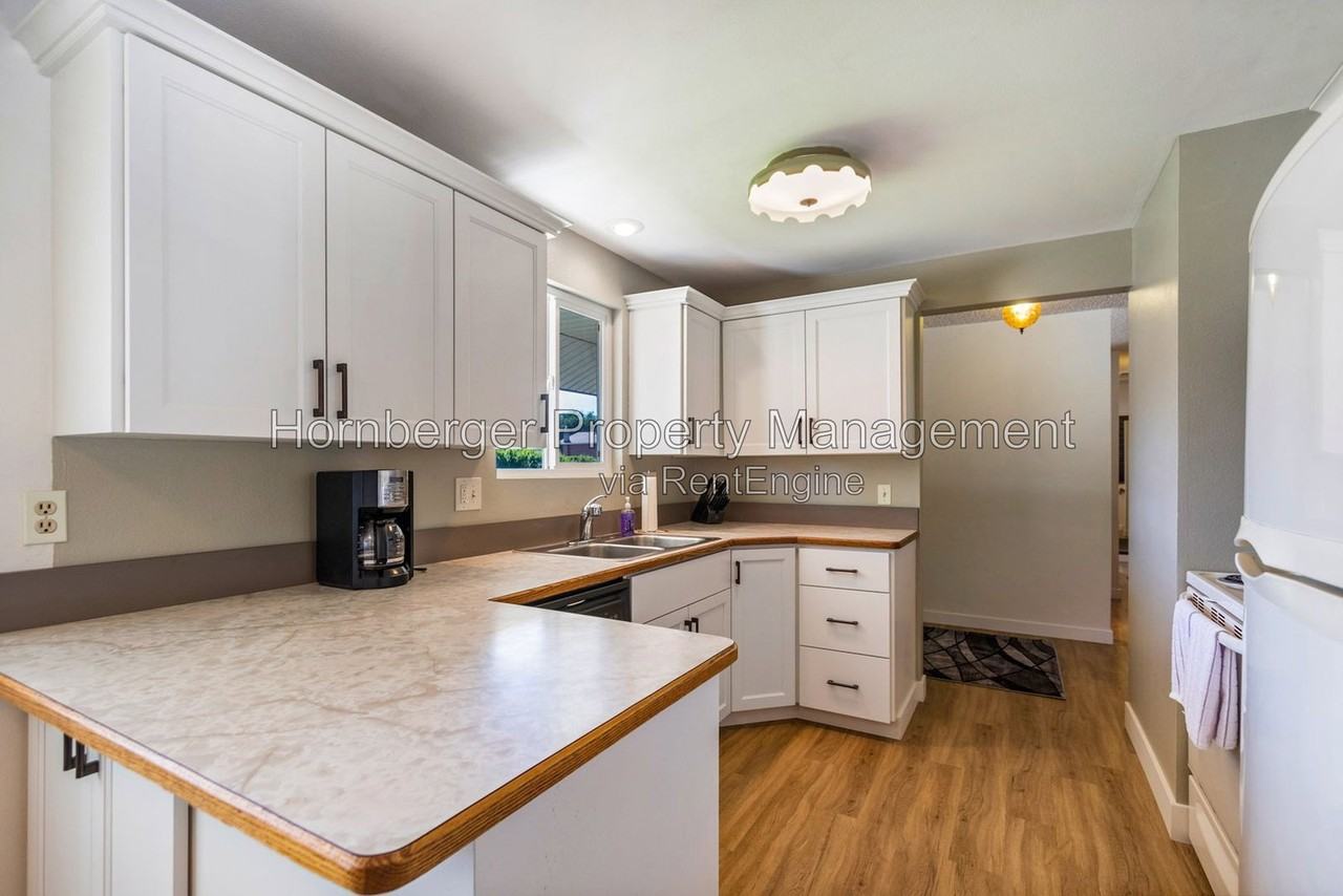 219 N Mitchell Dr - Photo 5 of 18