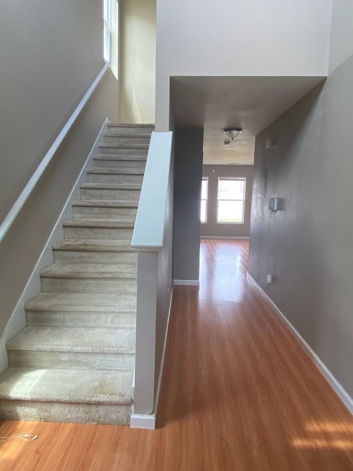 205 Bender St - Photo 3 of 14