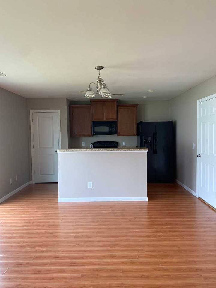 205 Bender St - Photo 4 of 14