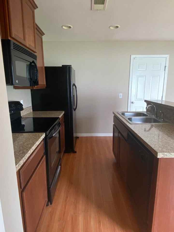 205 Bender St - Photo 5 of 14
