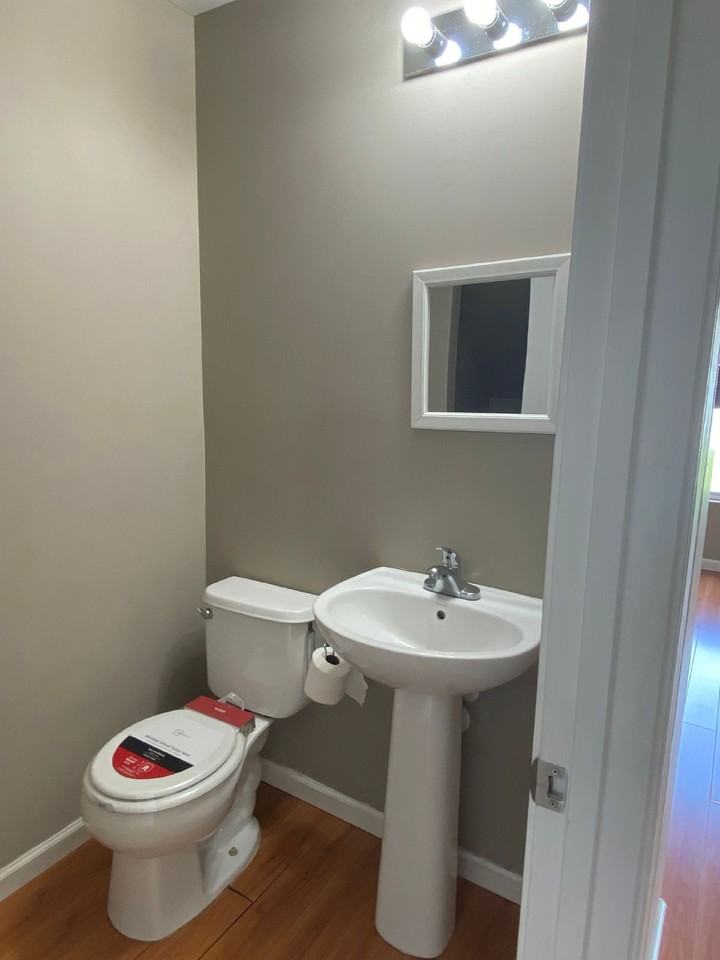 205 Bender St - Photo 6 of 14