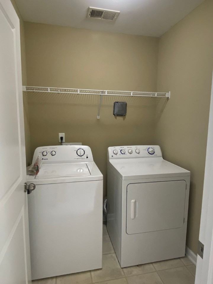 205 Bender St - Photo 7 of 14