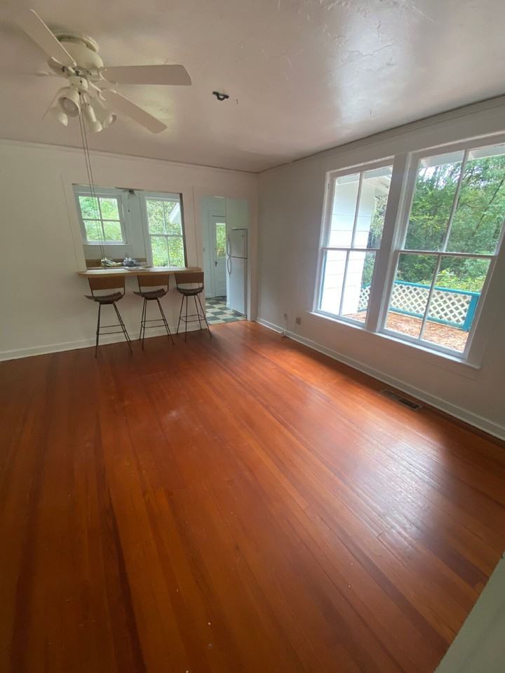 305 E Bradford Rd - Photo 3 of 7