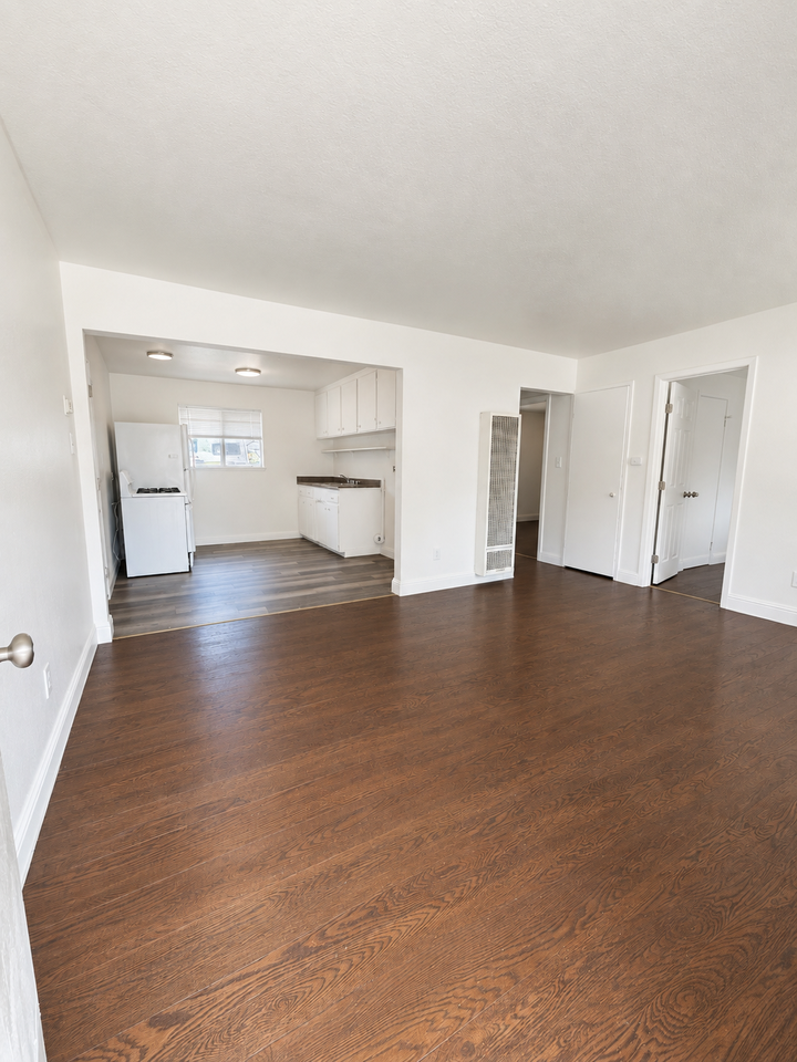 1047 Alamos Ave - Photo 2 of 11