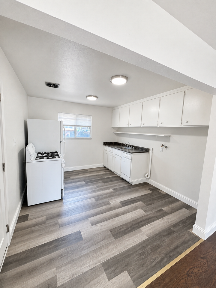 1047 Alamos Ave - Photo 3 of 11