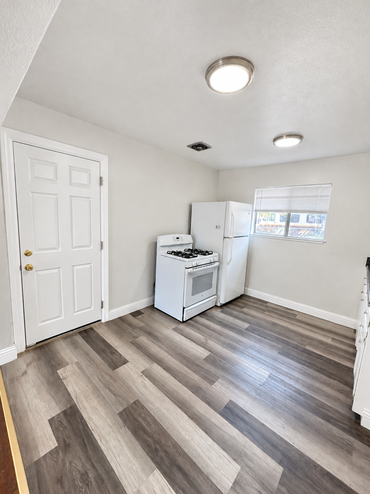 1047 Alamos Ave - Photo 4 of 11