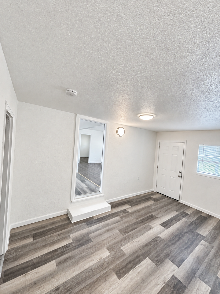 1047 Alamos Ave - Photo 6 of 11