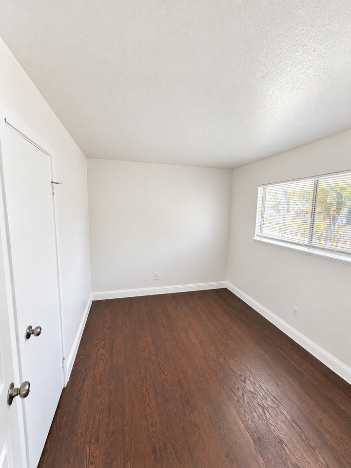 1047 Alamos Ave - Photo 7 of 11