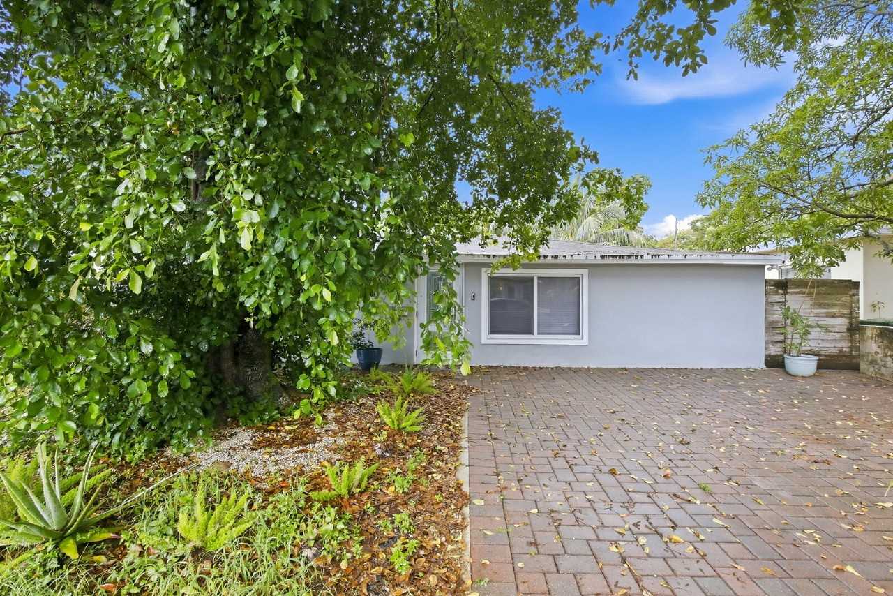 1243 Nw 3rd Ave - Photo 5 of 15