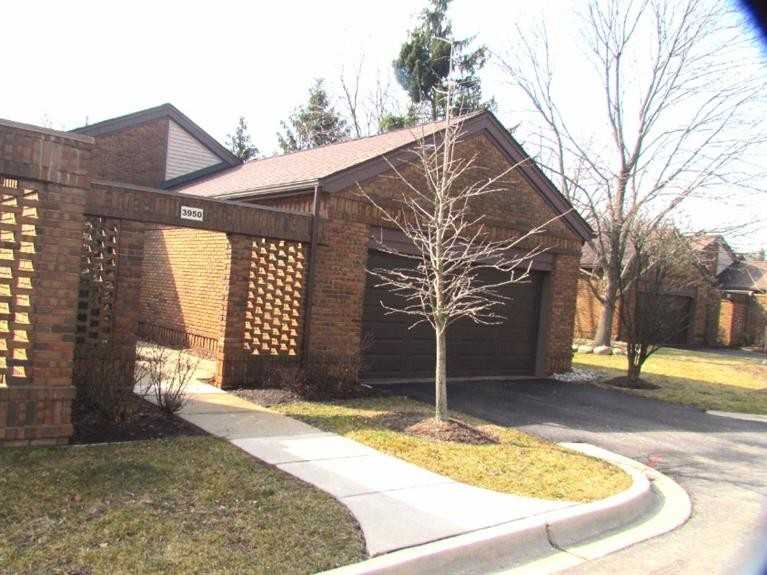 3950 Ridgmaar Square - Photo 3 of 47