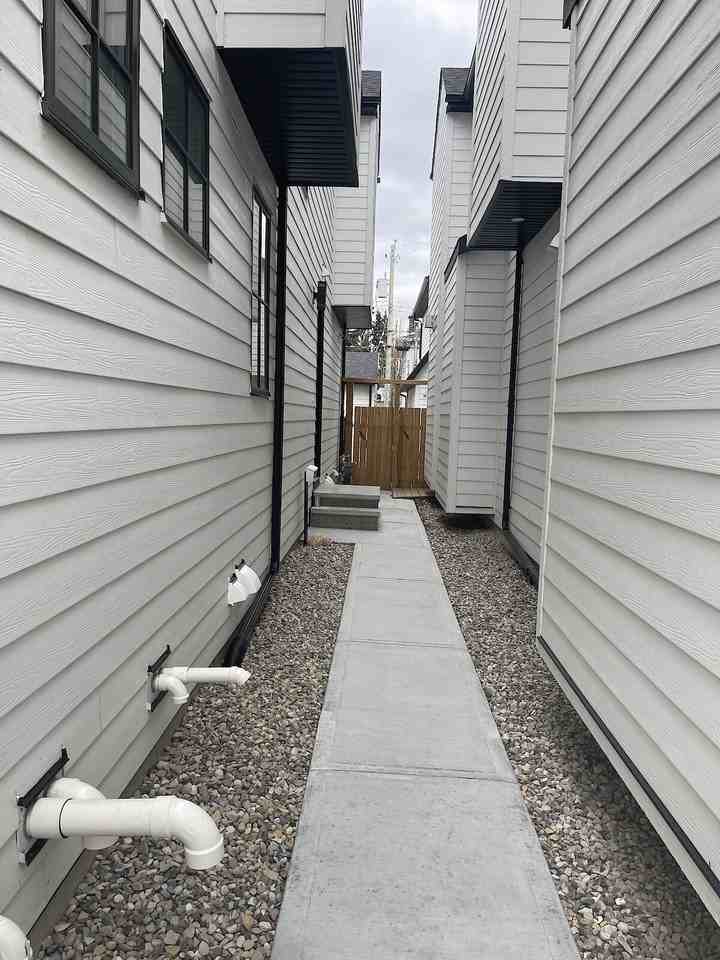 2331 27 Ave Nw - Photo 3 of 17