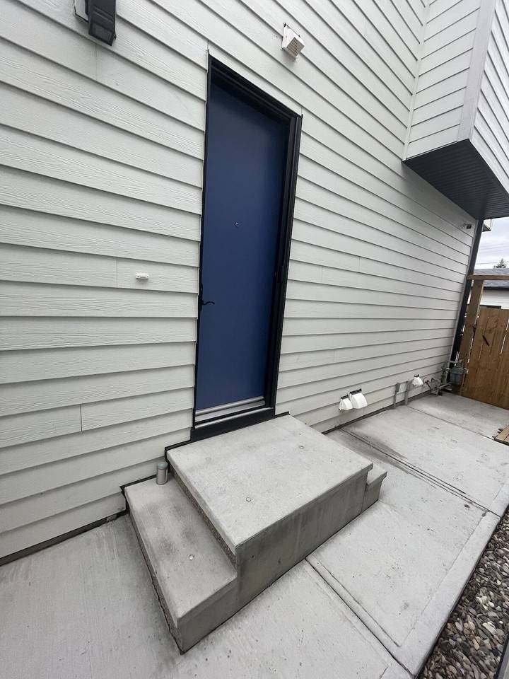 2331 27 Ave Nw - Photo 4 of 17