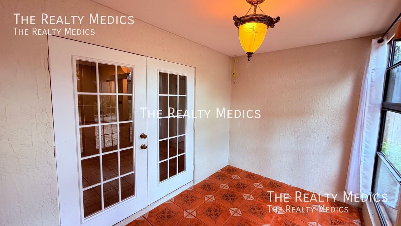 8847 Parliament Ct - Photo 6 of 31
