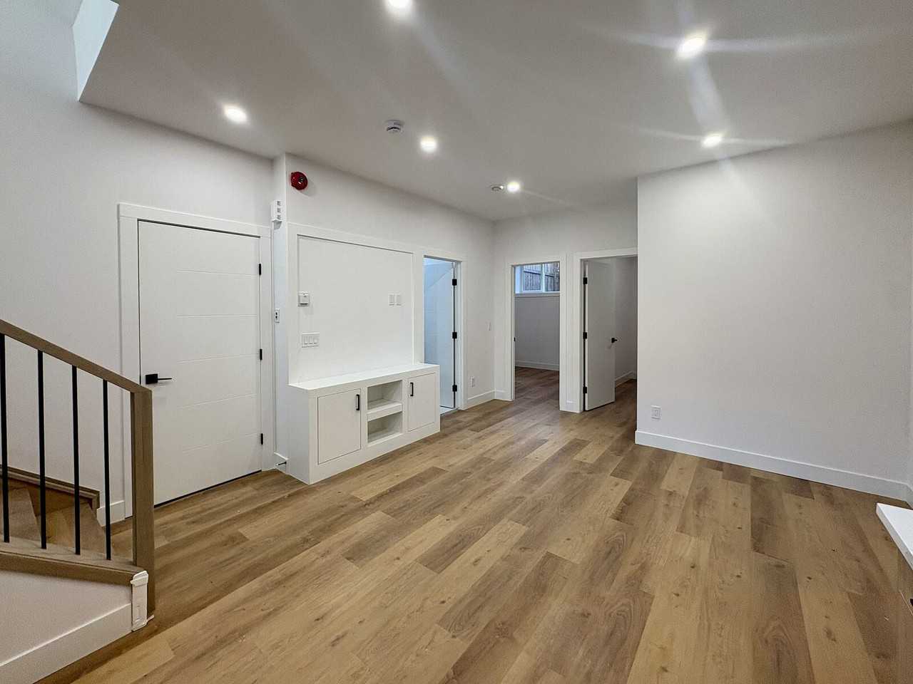 2556 77 Ave Se - Photo 5 of 10