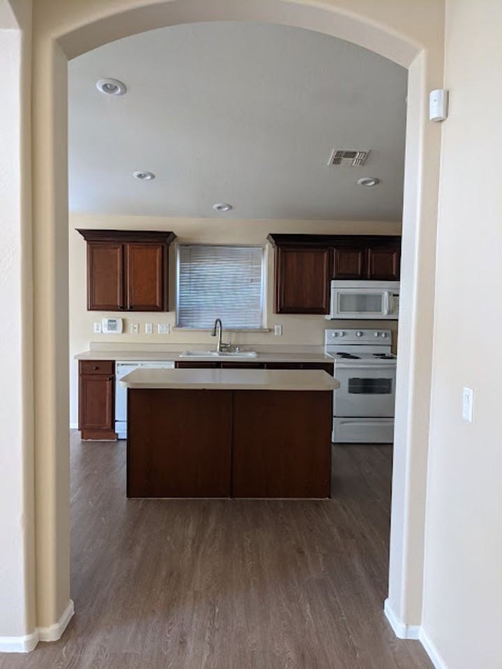 10326 W Odeum Ln - Photo 5 of 17