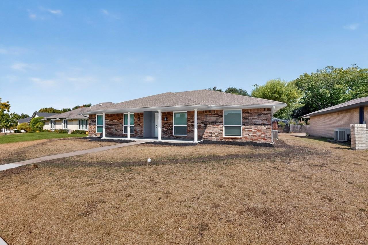 1829 Kensington Dr - Photo 4 of 44