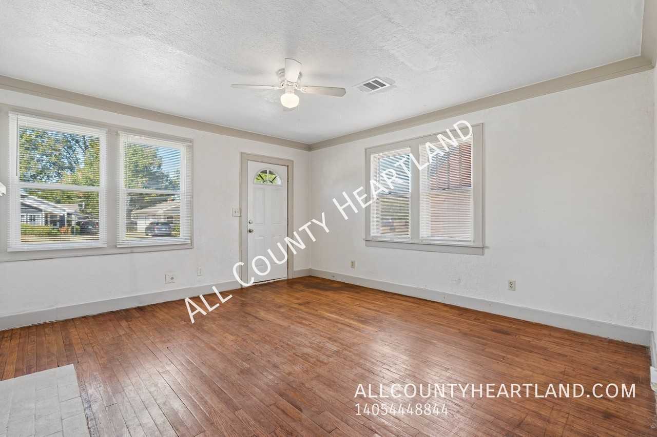 1116 Nw 29th St - Photo 3 of 11