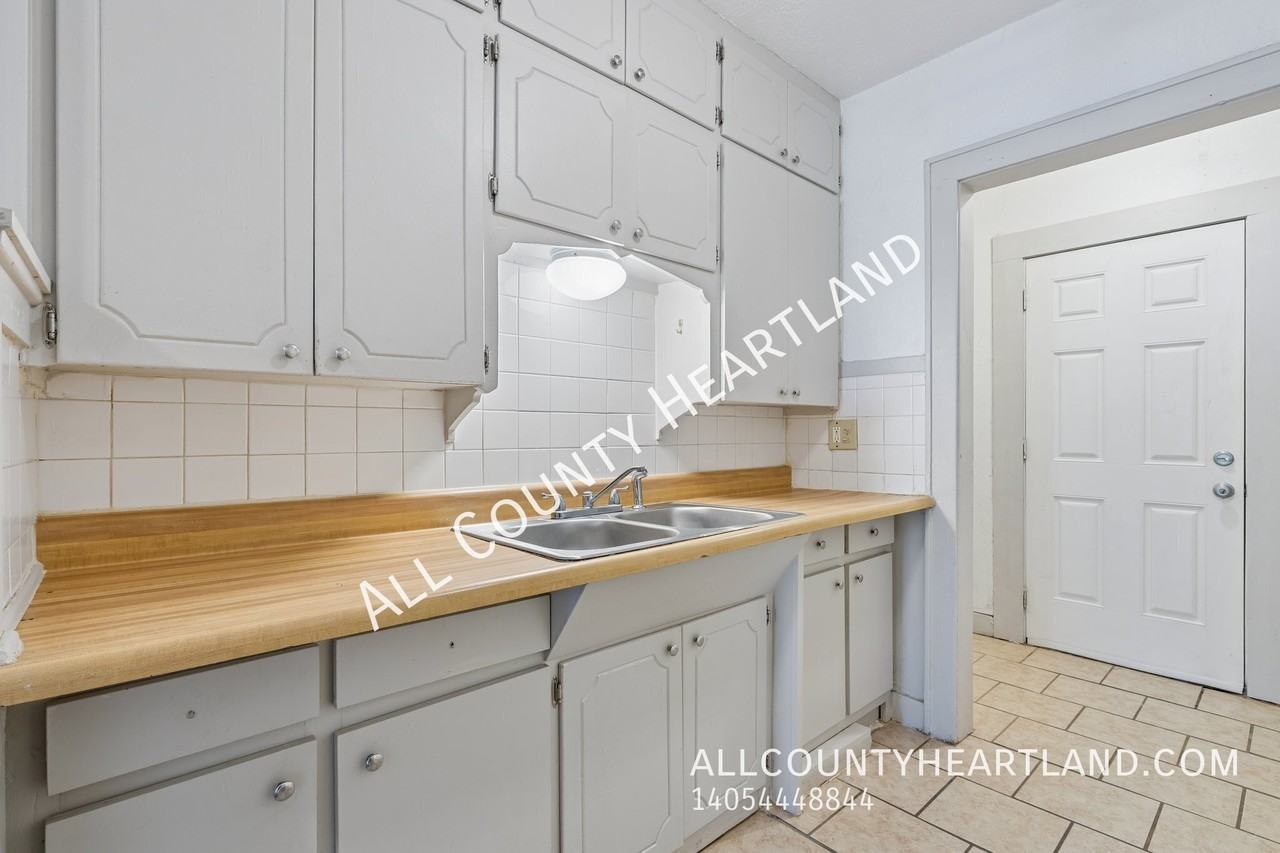 1116 Nw 29th St - Photo 6 of 11