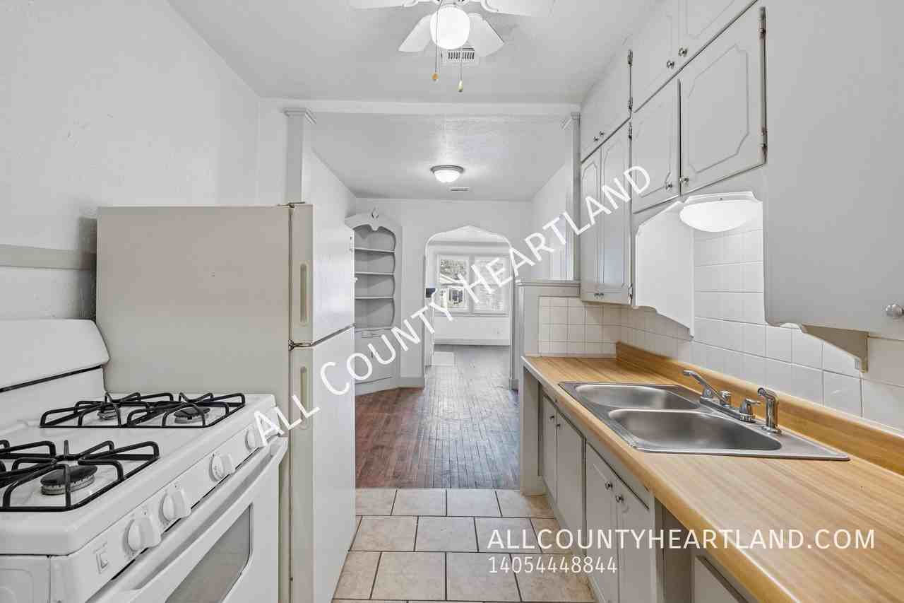 1116 Nw 29th St - Photo 7 of 11