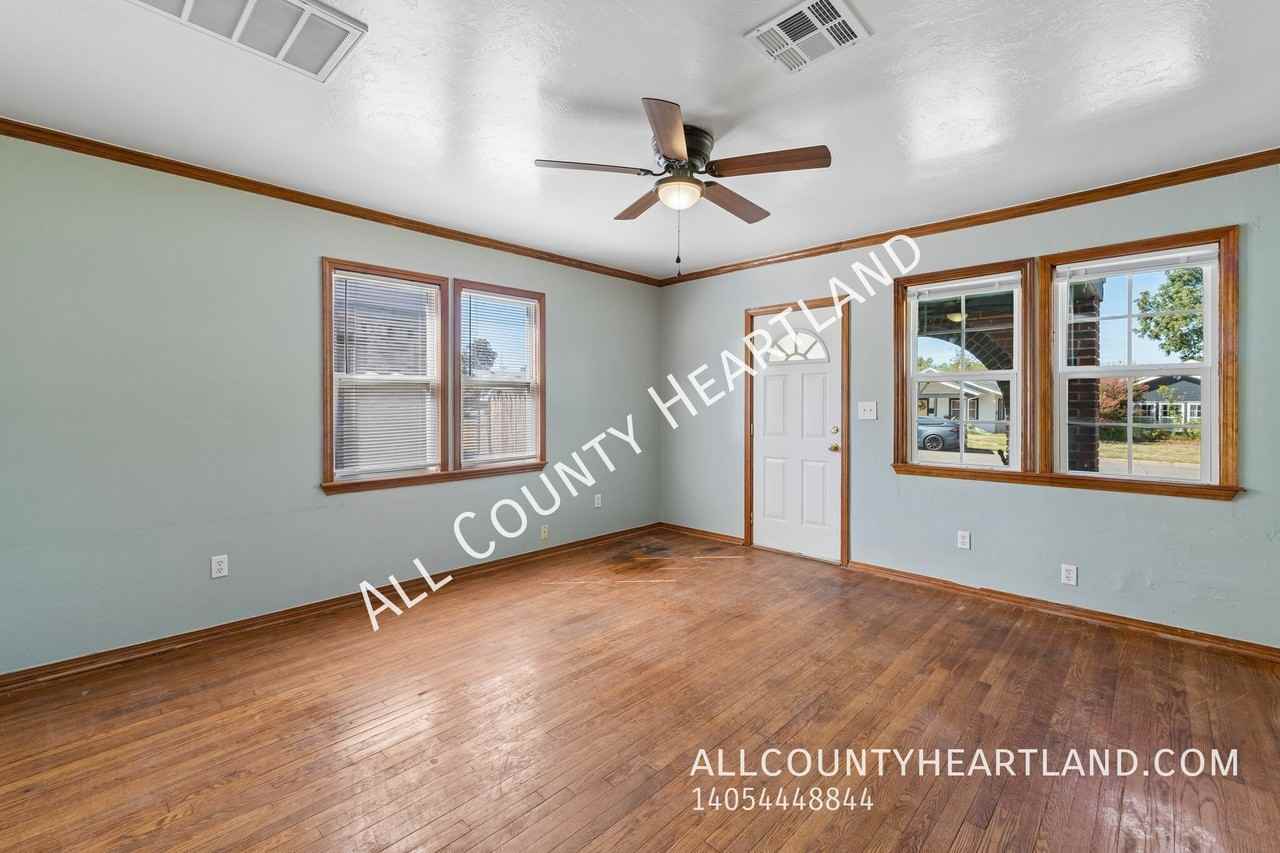 1118 Nw 29th St - Photo 3 of 13