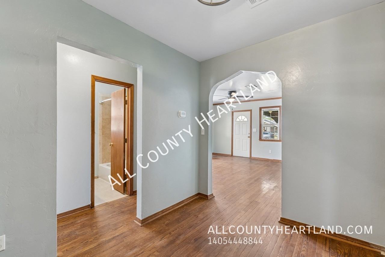 1118 Nw 29th St - Photo 5 of 13