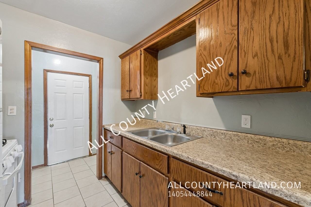 1118 Nw 29th St - Photo 7 of 13