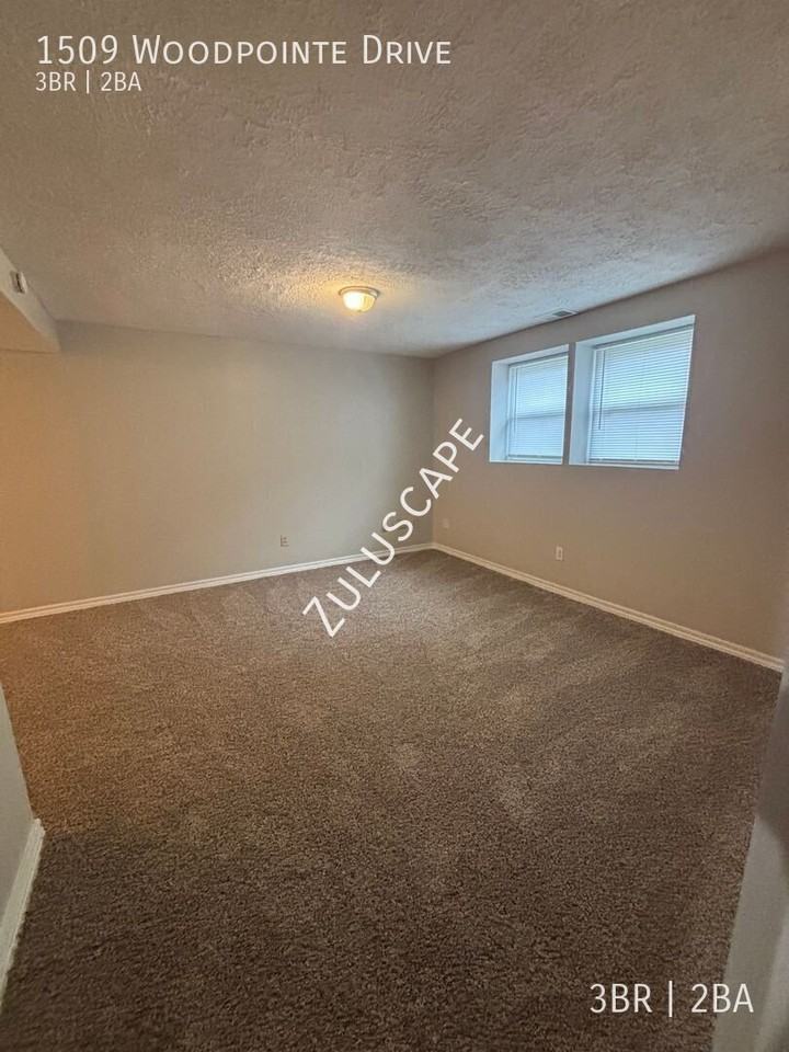1509 Woodpointe Dr - Photo 3 of 14