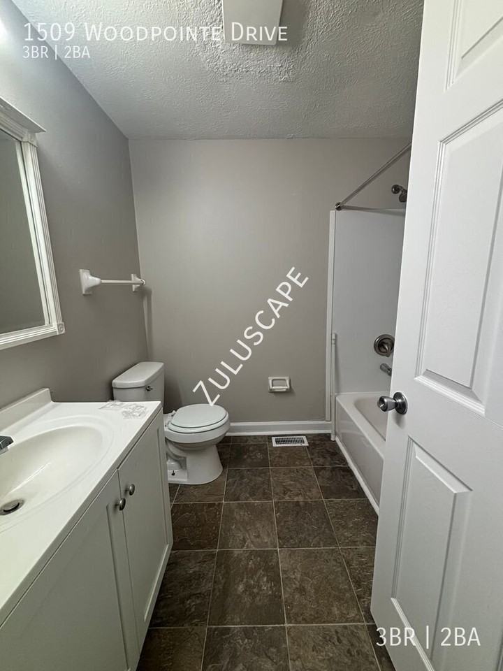 1509 Woodpointe Dr - Photo 4 of 14
