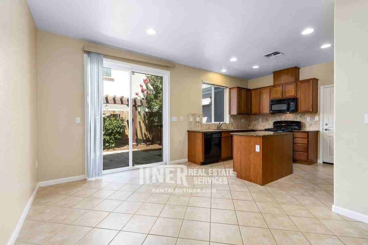 2443 Erickson St - Photo 2 of 40