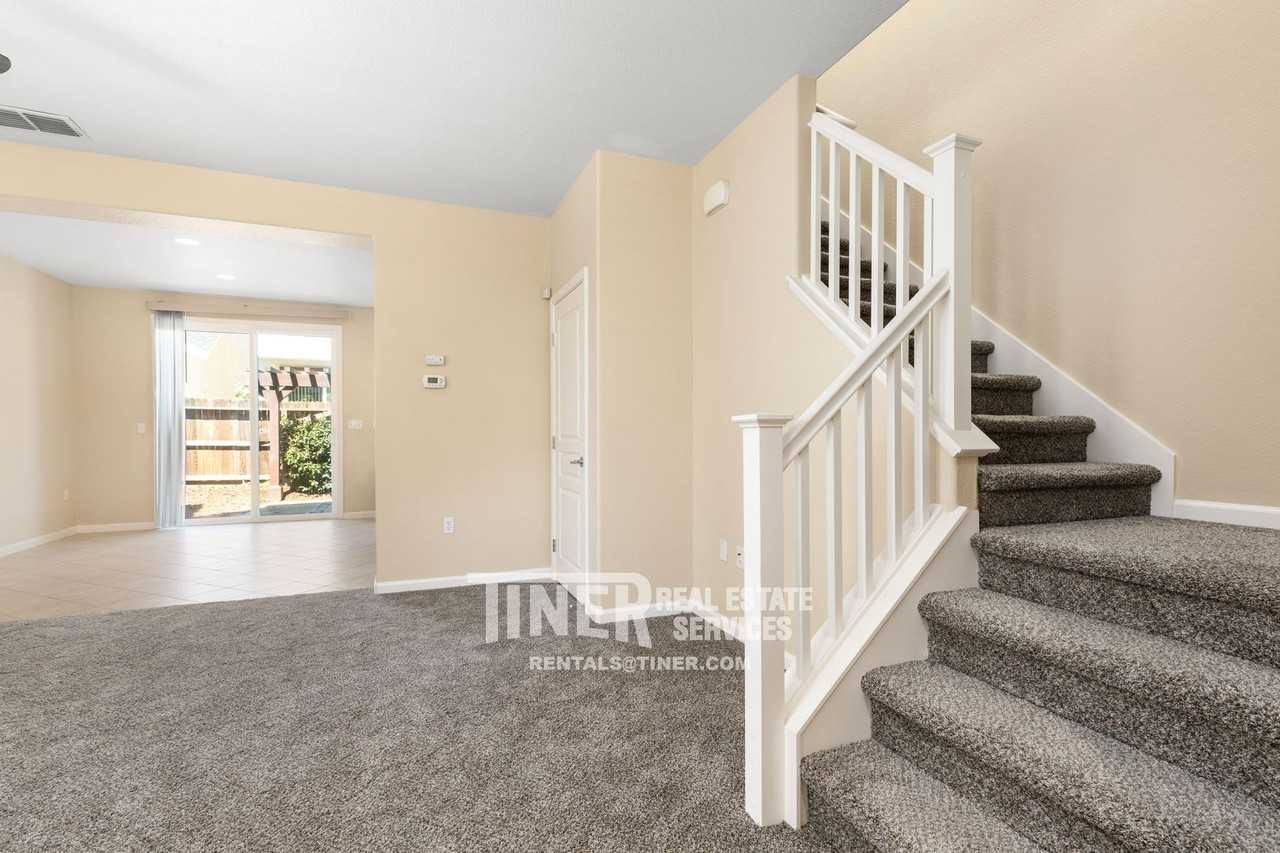 2443 Erickson St - Photo 3 of 40