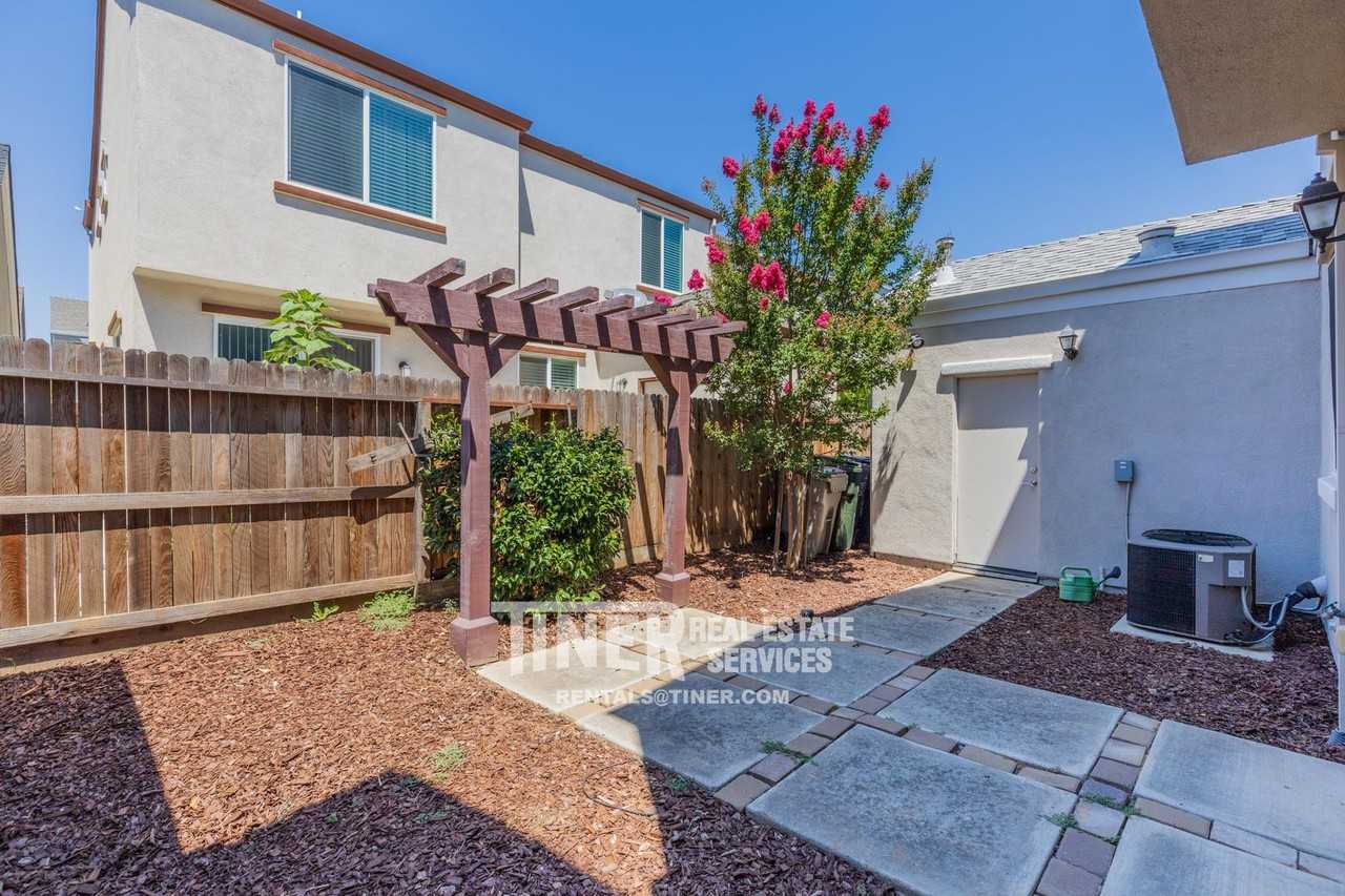 2443 Erickson St - Photo 4 of 40