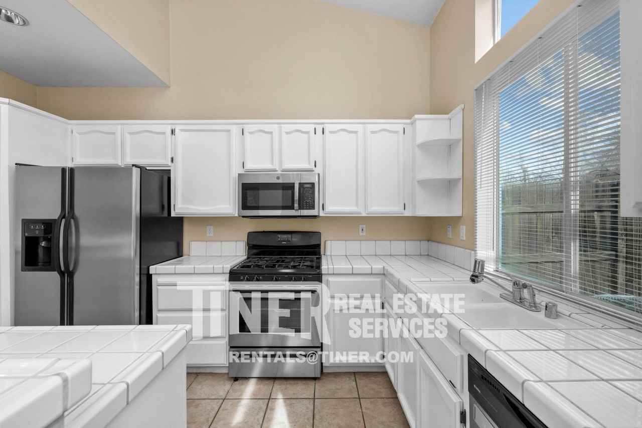 206 Pacific Oak Ct - Photo 4 of 40