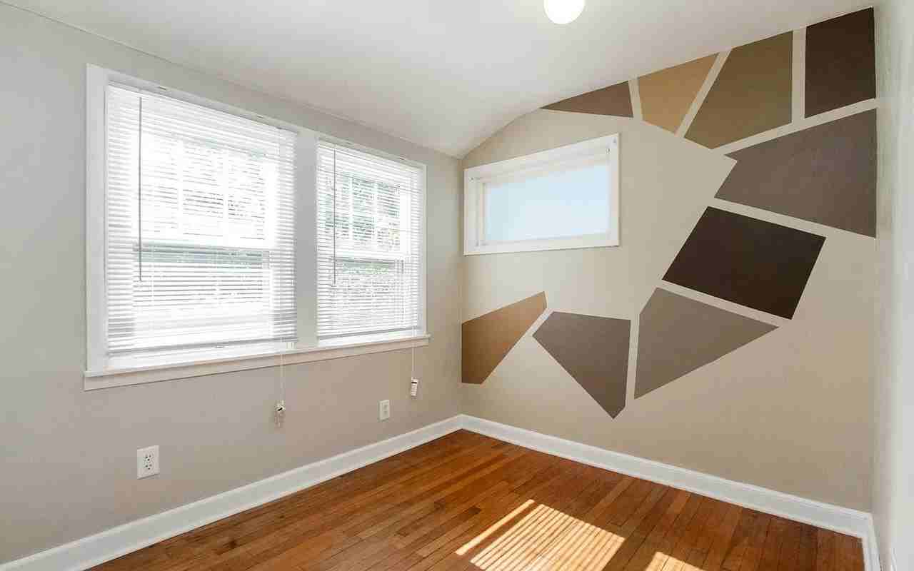 330 N Franklin Ave - Photo 6 of 8