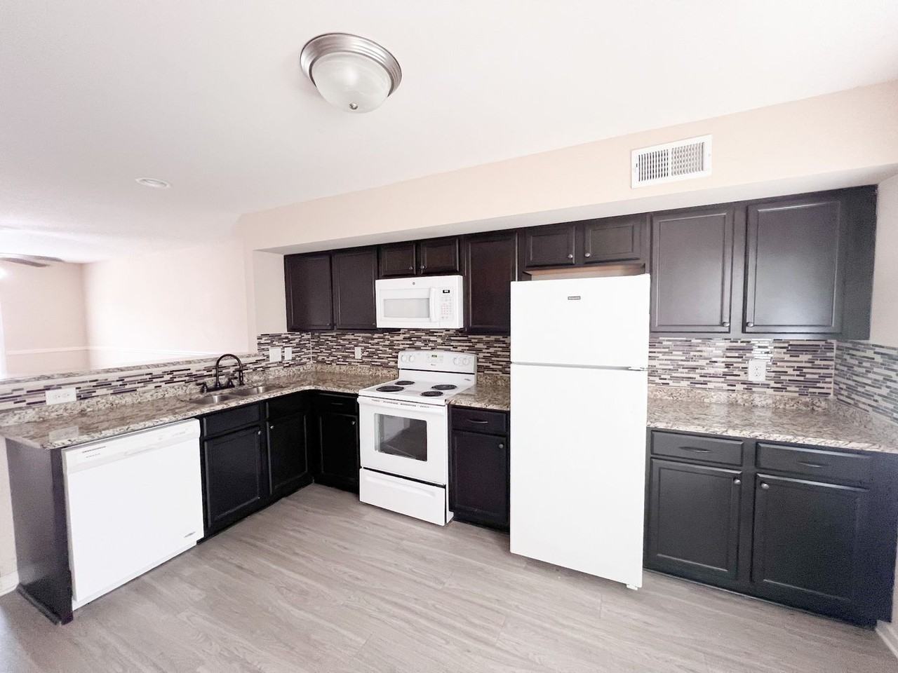 2279 Mccormick Ln - Photo 5 of 12