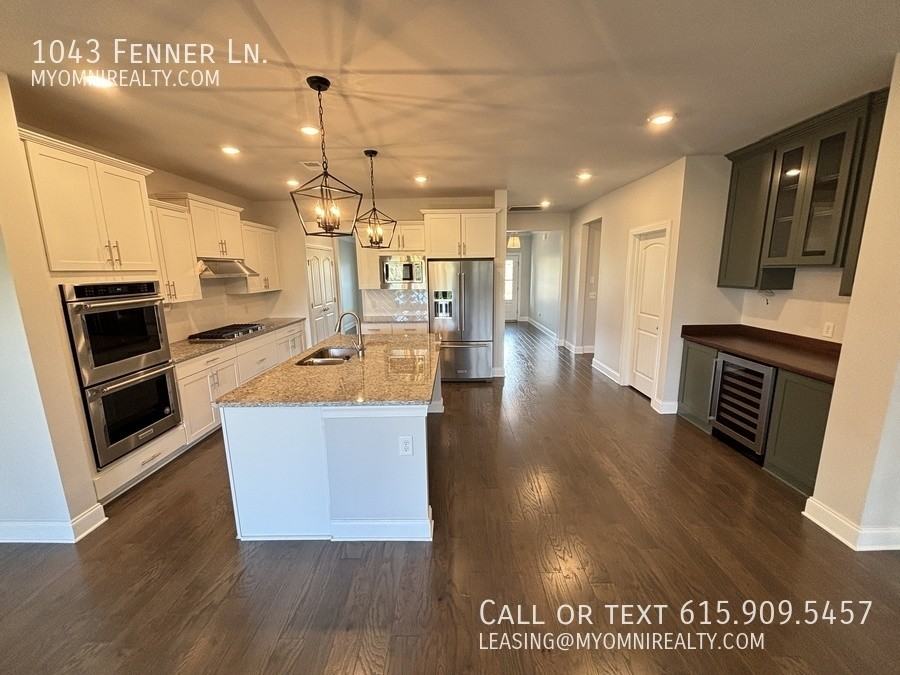 1043 Fenner Ln - Photo 6 of 39