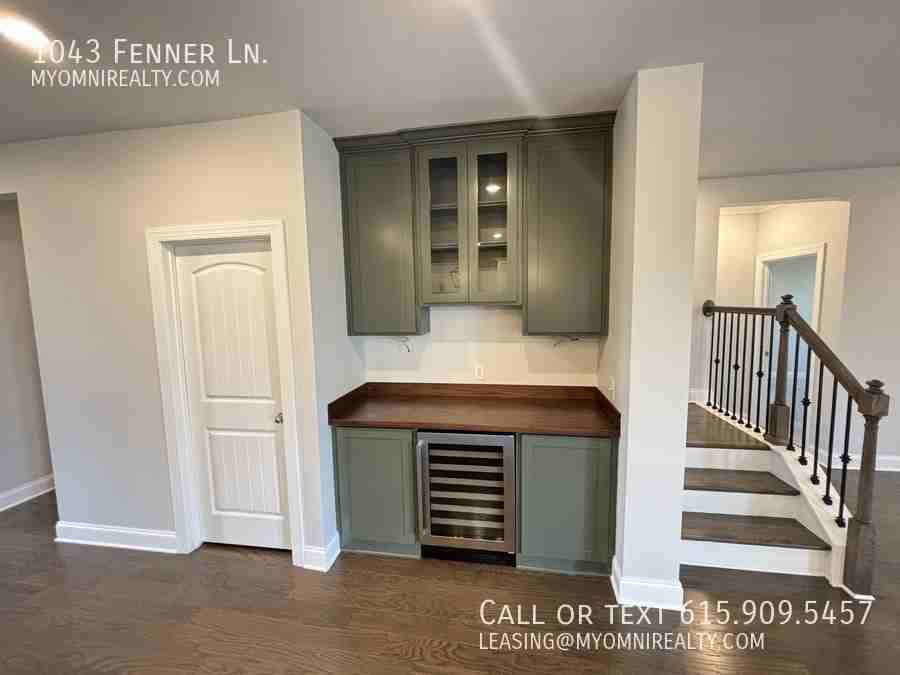 1043 Fenner Ln - Photo 7 of 39