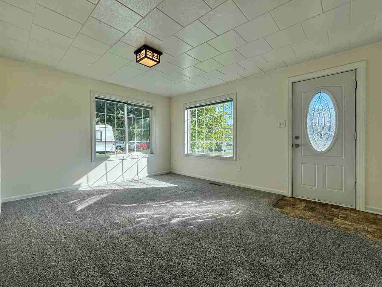 5203 N Evergreen Rd - Photo 2 of 15