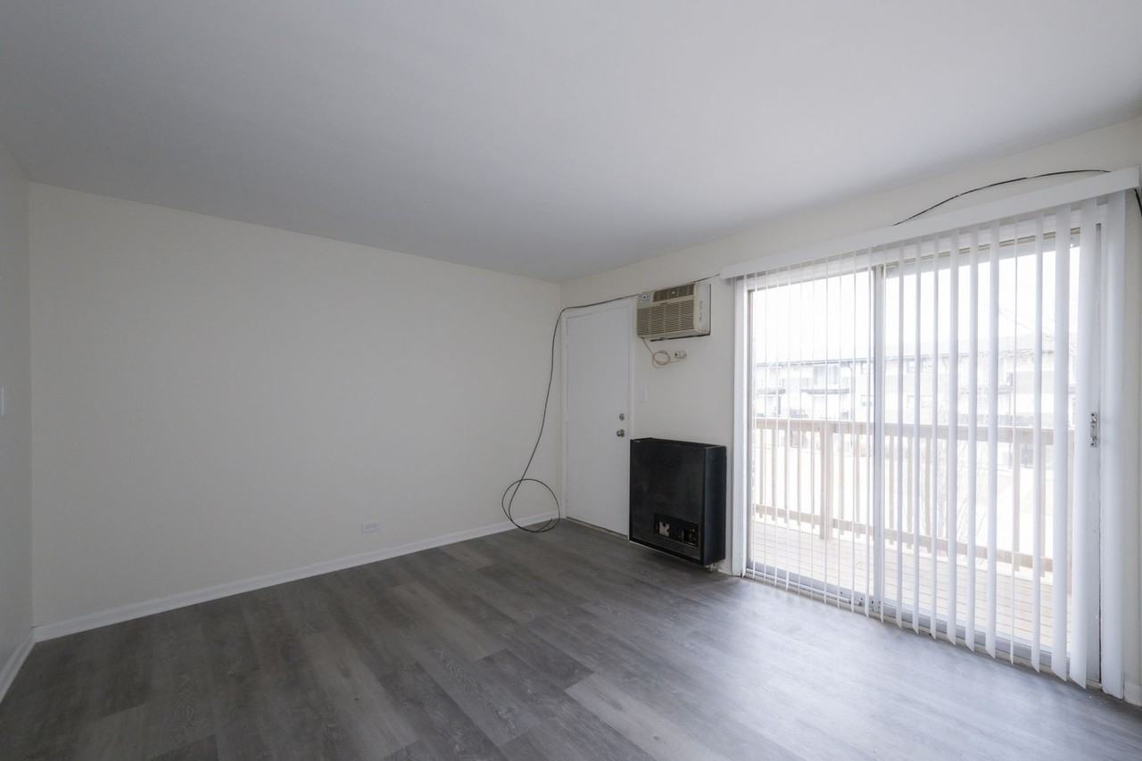 15301 Knox Ave Apt 5 - Photo 5 of 11