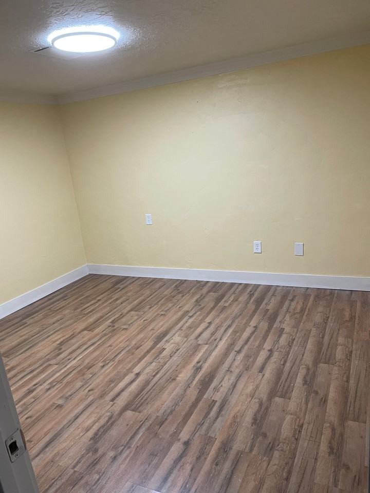 658 E Locust St - Photo 2 of 17