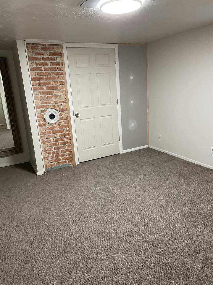 658 E Locust St - Photo 4 of 17