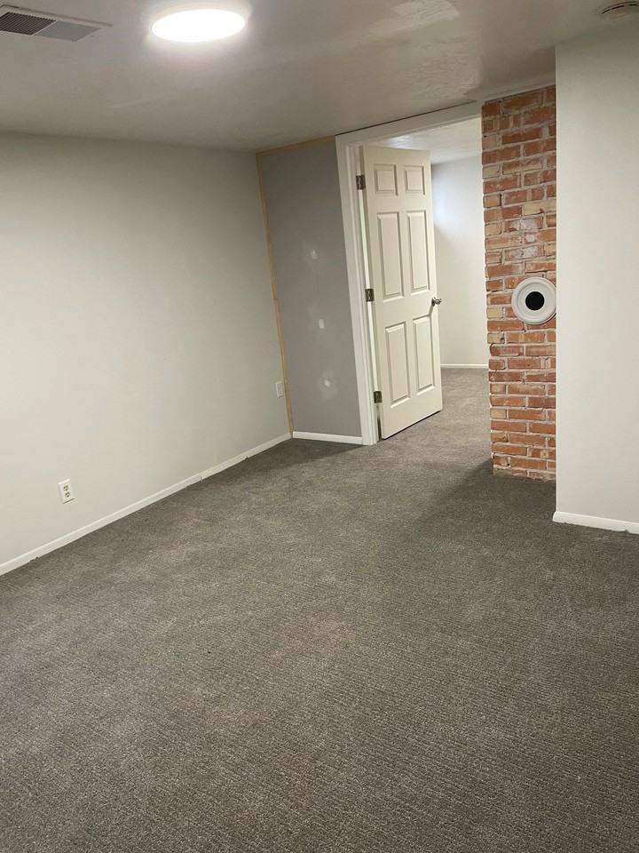658 E Locust St - Photo 5 of 17