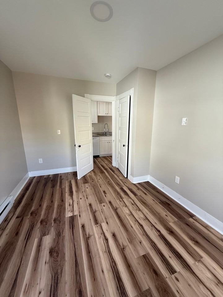 219 Laurel St #2E - Photo 3 of 10