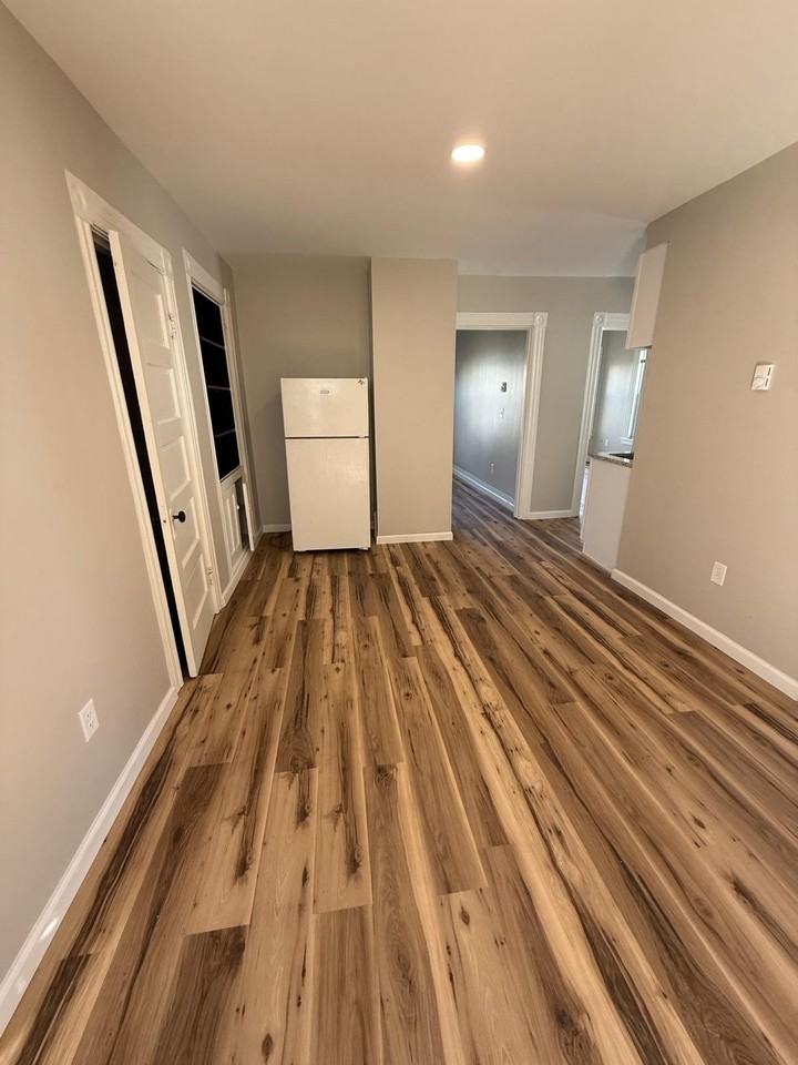 219 Laurel St #2E - Photo 4 of 10